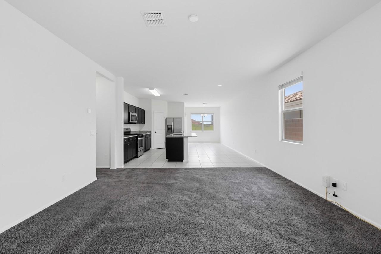 30915 W Amelia Ave - Photo 6 of 50