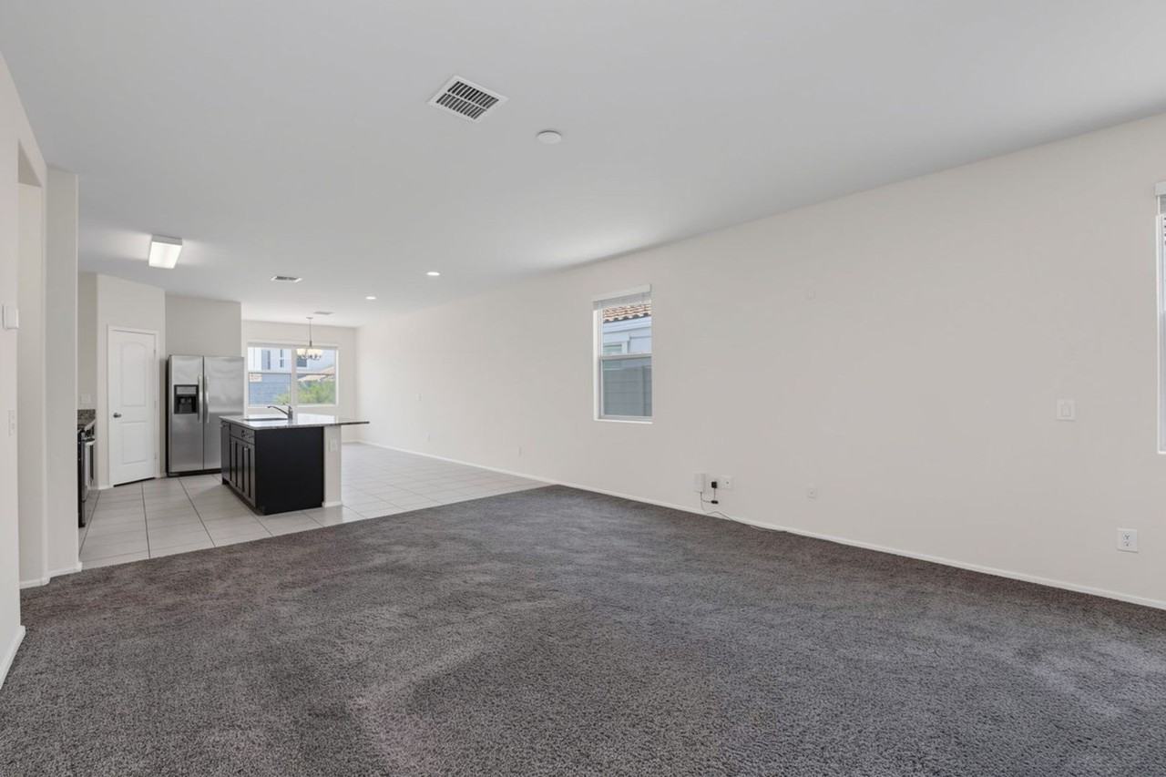 30915 W Amelia Ave - Photo 7 of 50