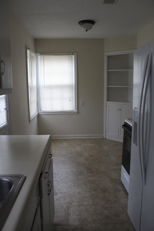 207 E 11th St - Photo 2 of 4