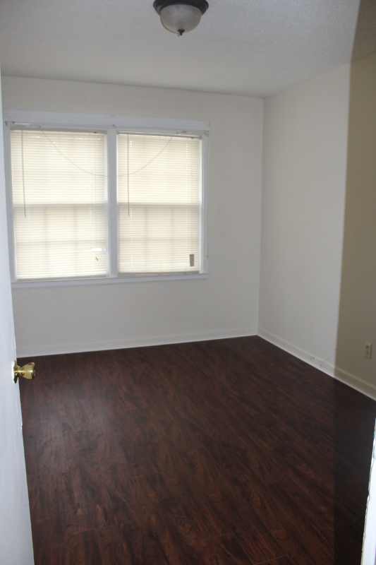 207 E 11th St - Photo 3 of 4