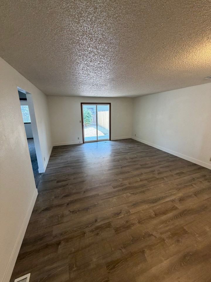 1610 S Londoner Ave - Photo 5 of 10
