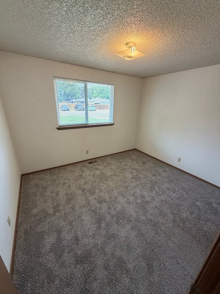 1610 S Londoner Ave - Photo 7 of 10