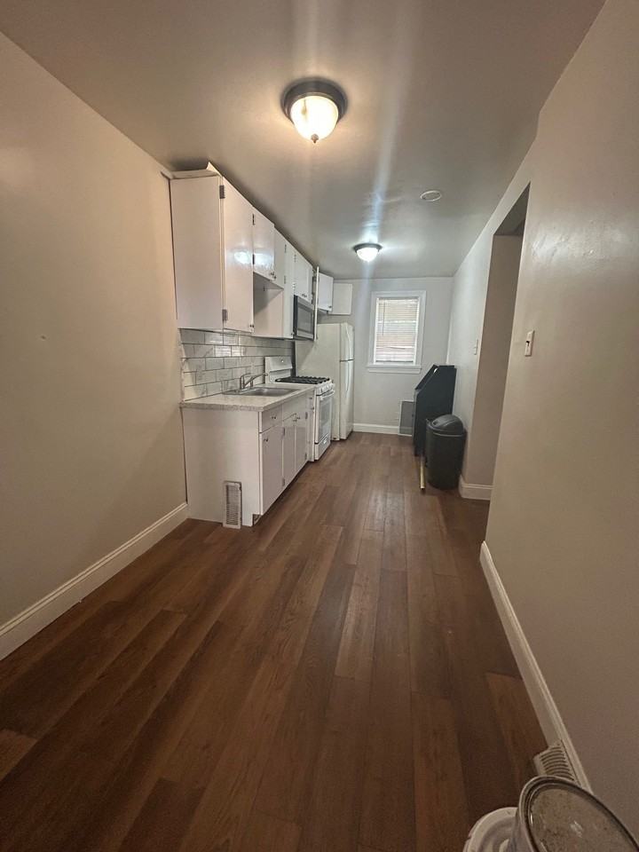1045 Fehrs Ct - Photo 4 of 11