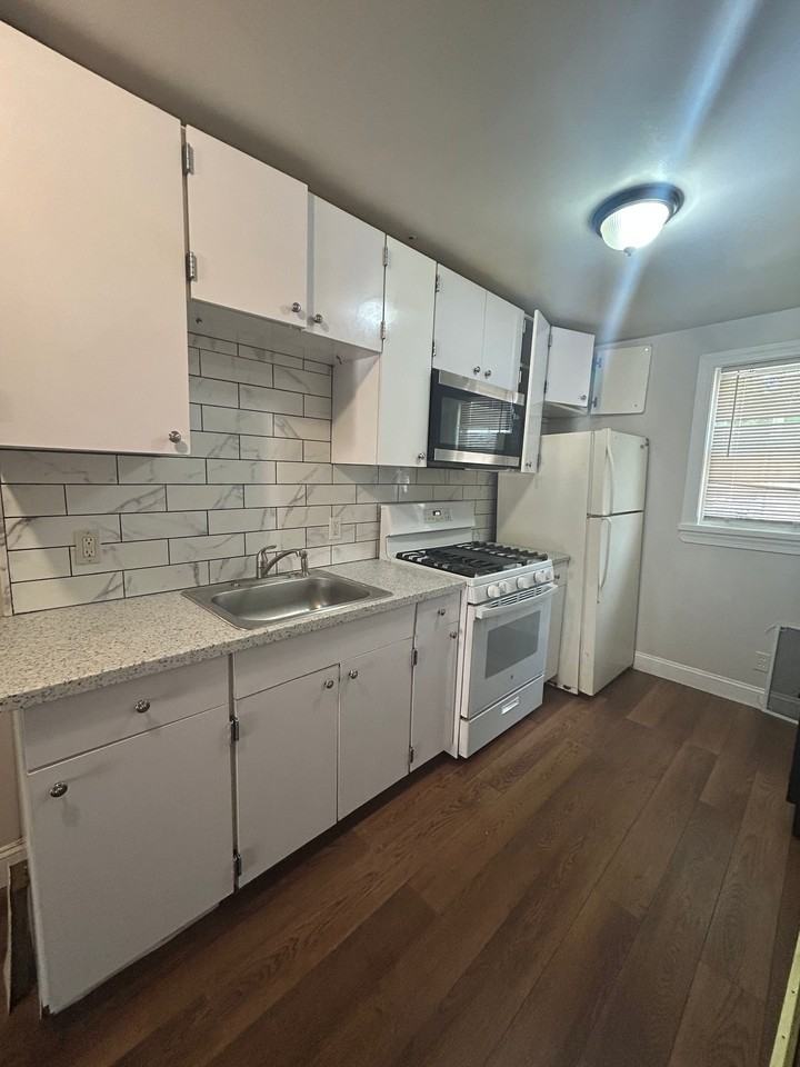 1045 Fehrs Ct - Photo 5 of 11