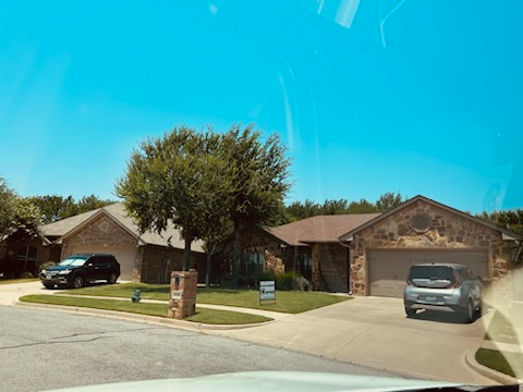1429 Lauren Ln - Photo 4 of 29