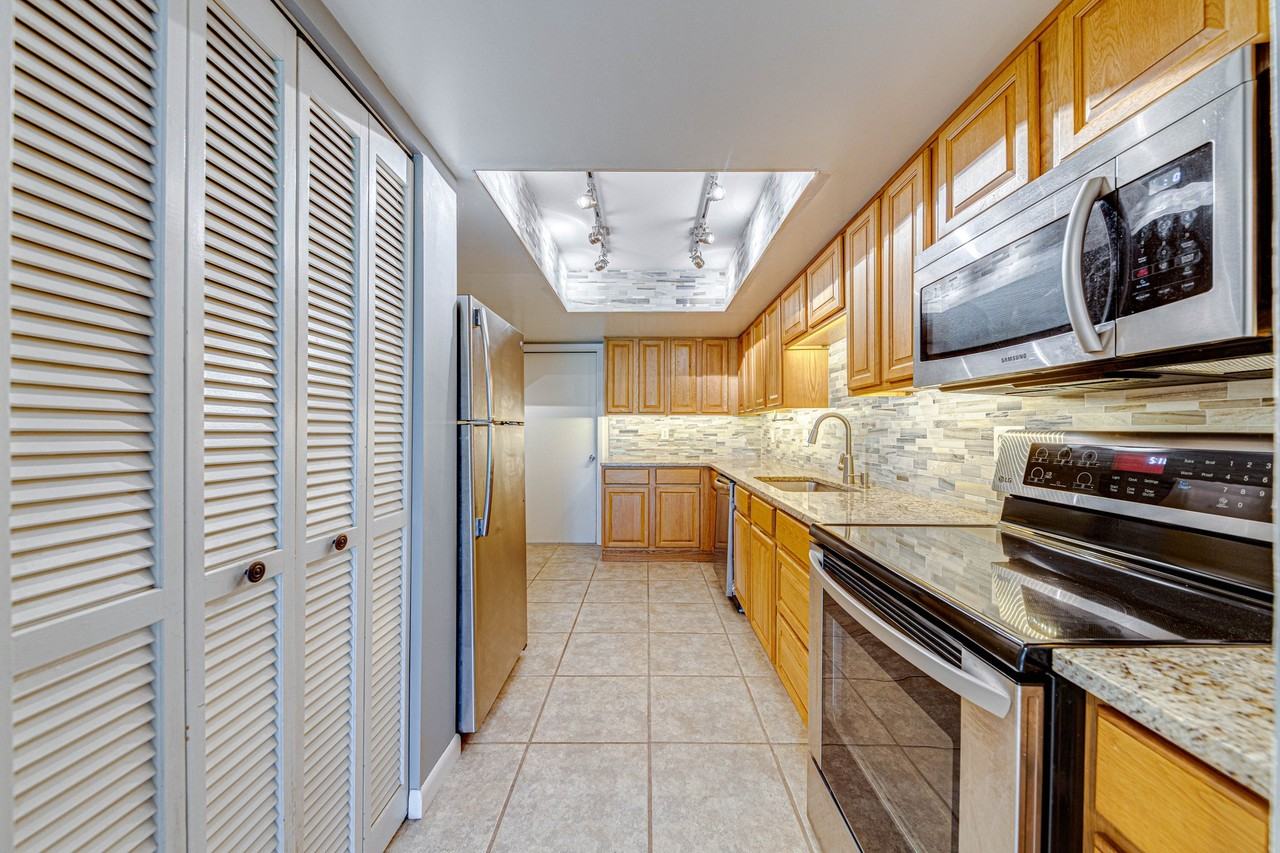 1241 St Andrews Dr - Photo 4 of 20