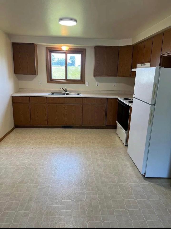 610 Steven Ave - Photo 2 of 7