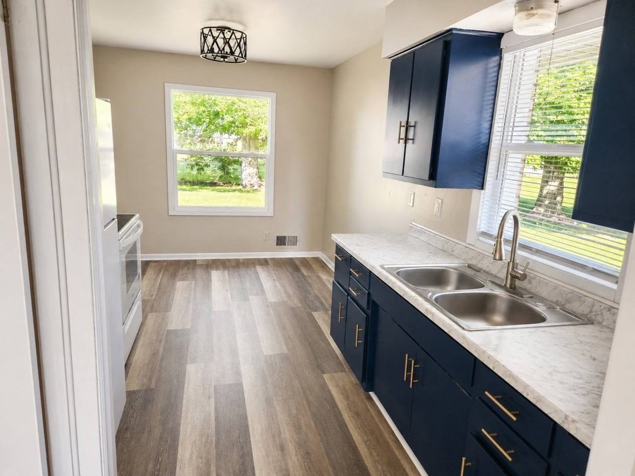 817 W 53rd St #817 - Photo 3 of 20