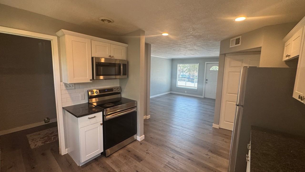 1170 W Illinois Ave - Photo 3 of 8