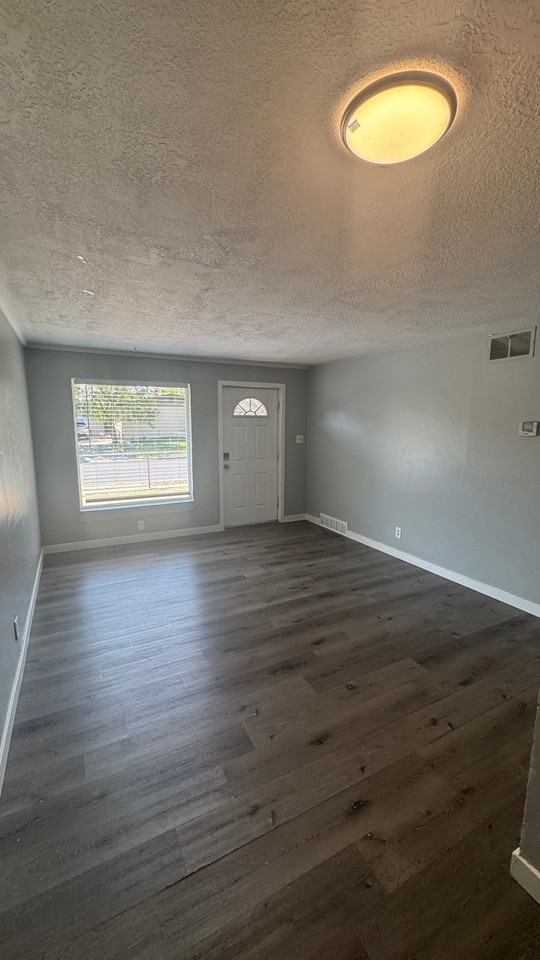 1170 W Illinois Ave - Photo 5 of 8