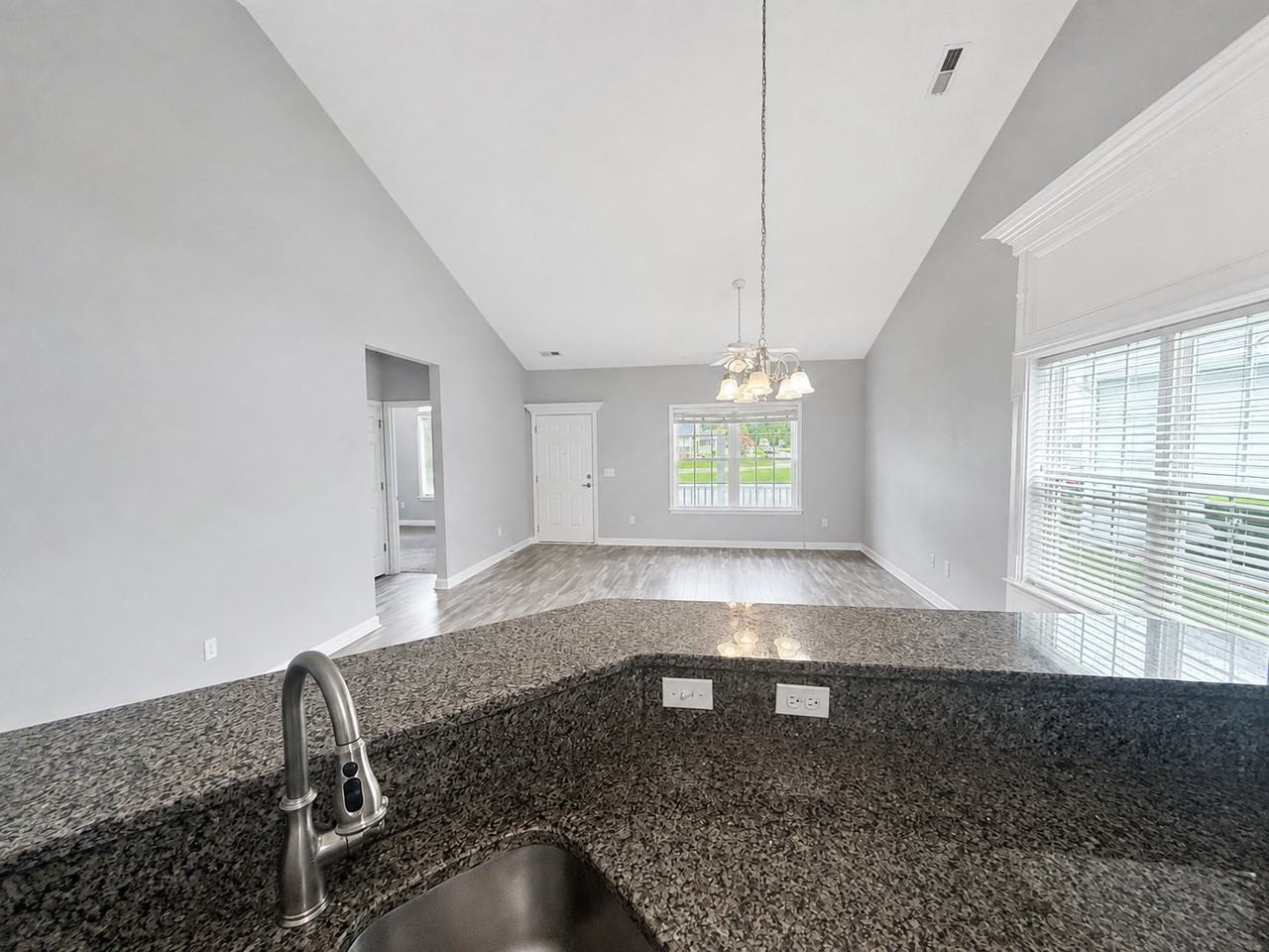 264 Archdale St - Photo 4 of 19