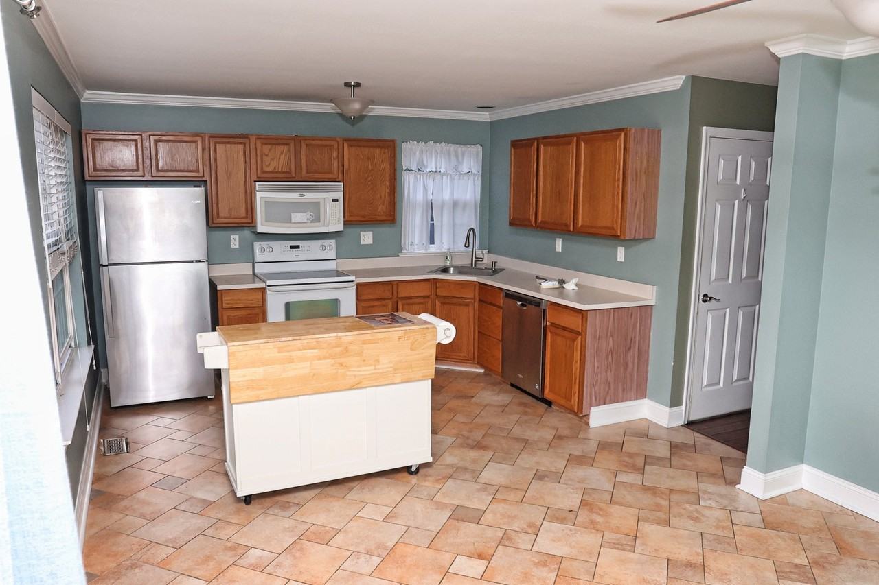 102 Whistling Swan Ln - Photo 3 of 10