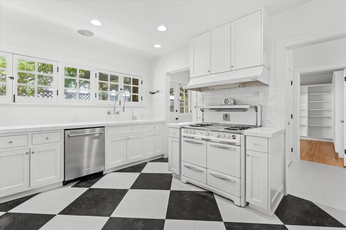 229 15th St - Photo 2 of 20