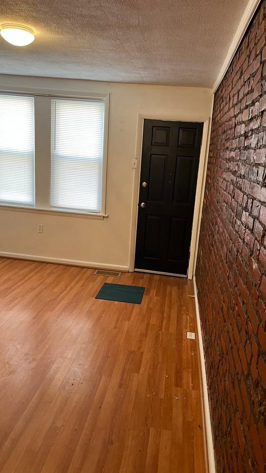14 Lower Oak St - Photo 2 of 12