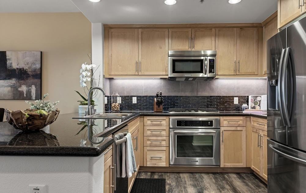 931 East Walnut Street, Unit 304 - Photo 2 of 10