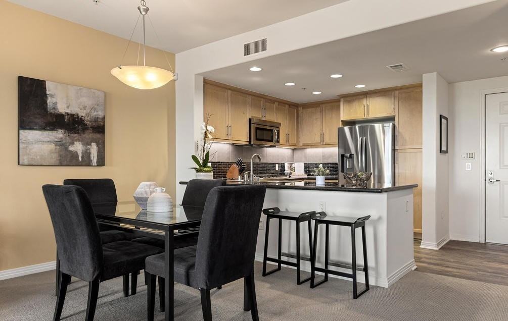 931 East Walnut Street, Unit 304 - Photo 5 of 10