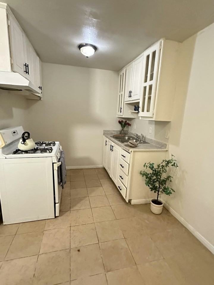 1498 East 6th Street, Unit 7 - Photo 4 of 10