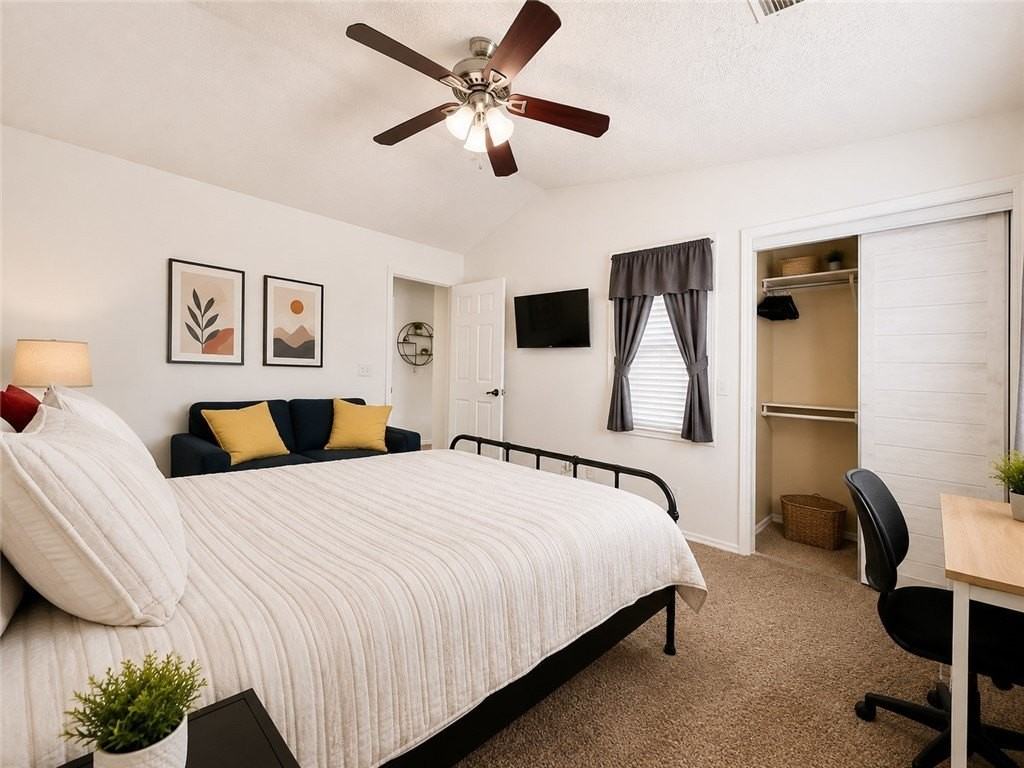 1370 N Oakland Ave #4 - Photo 5 of 8