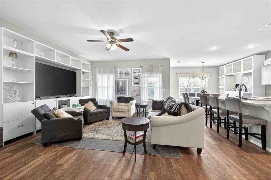 303 Poppy St - Photo 3 of 21