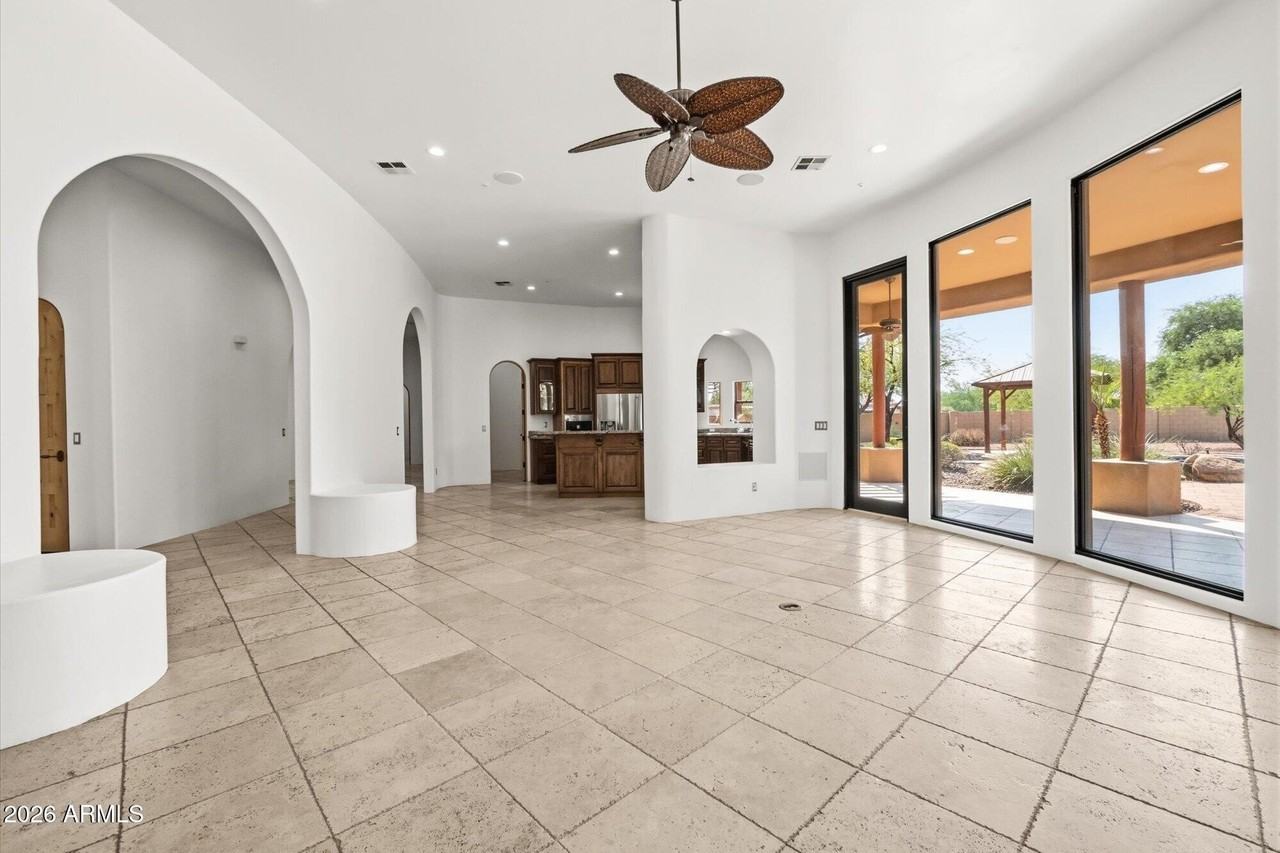 14022 N 83rd St - Photo 5 of 38