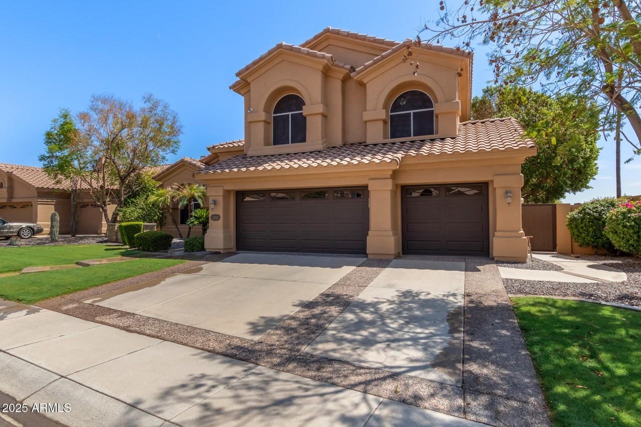 1211 E Desert Flower Ln - Photo 2 of 46