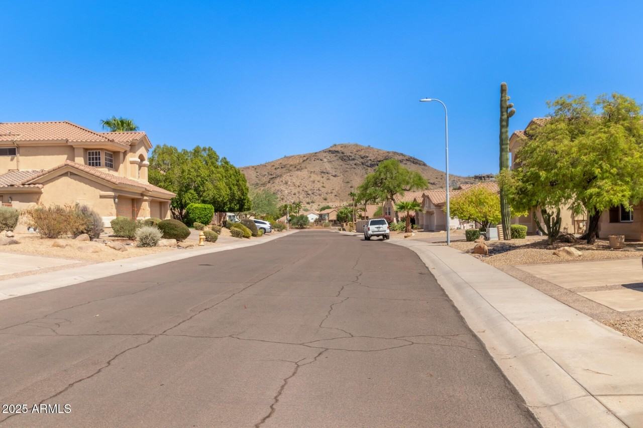 1211 E Desert Flower Ln - Photo 4 of 46