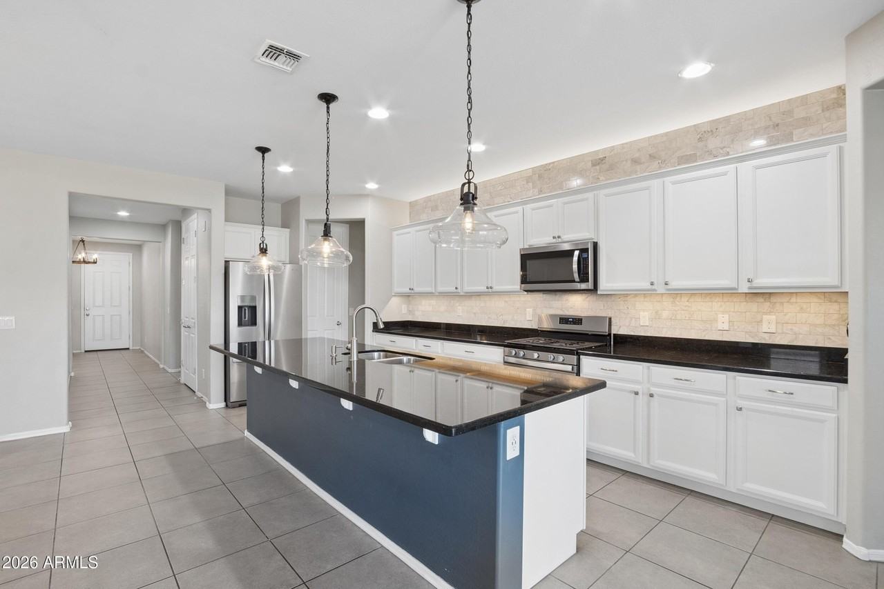 17766 W Granite View Dr - Photo 5 of 46