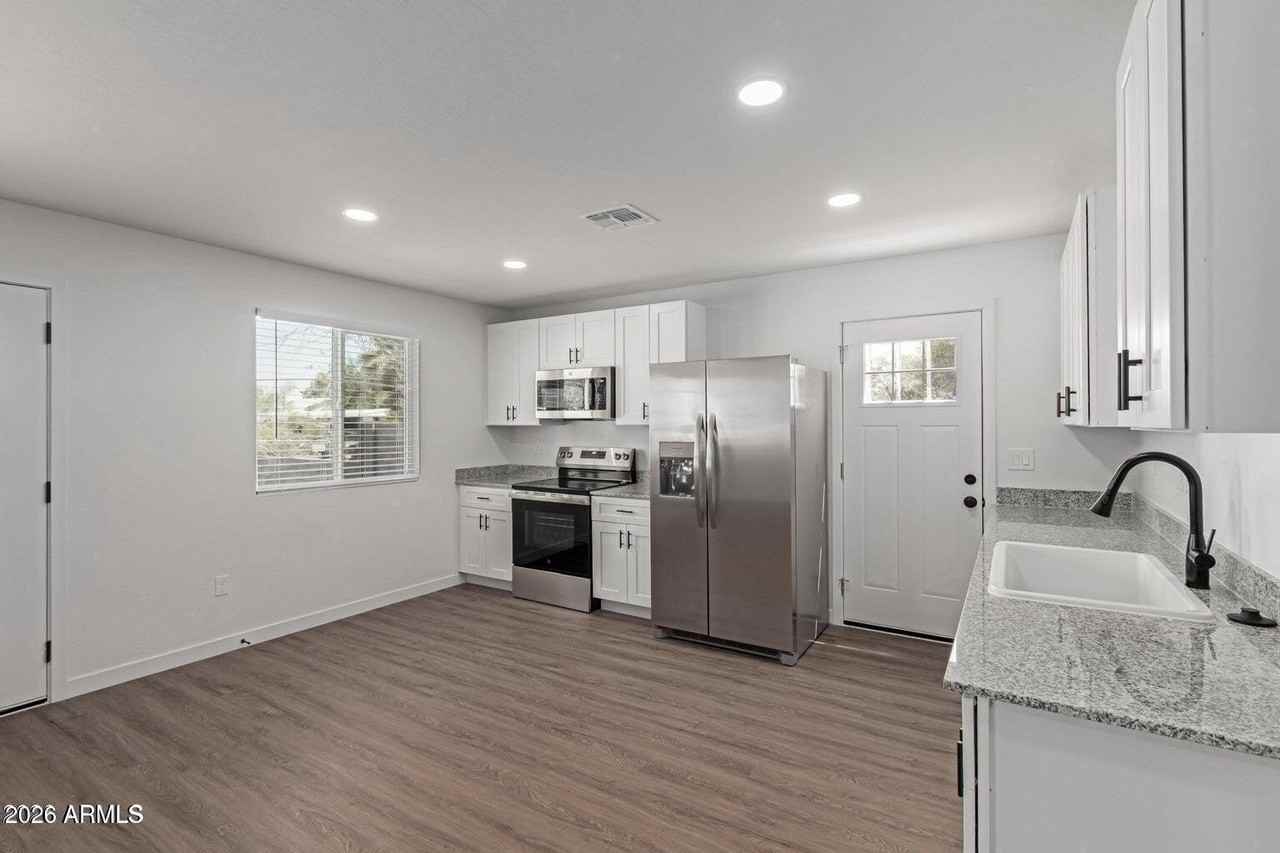 656 S 97th Pl #B - Photo 4 of 17