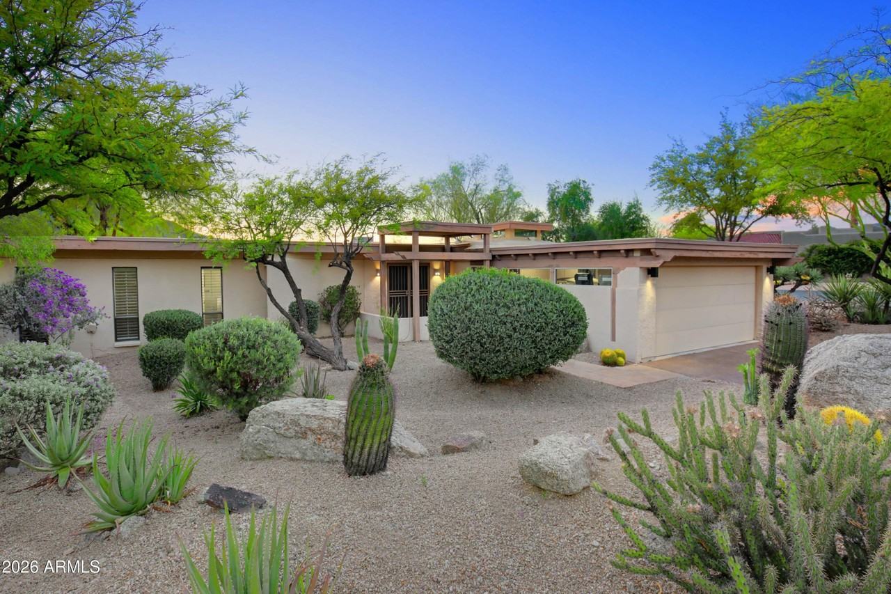 1049 N Boulder Dr - Photo 3 of 50