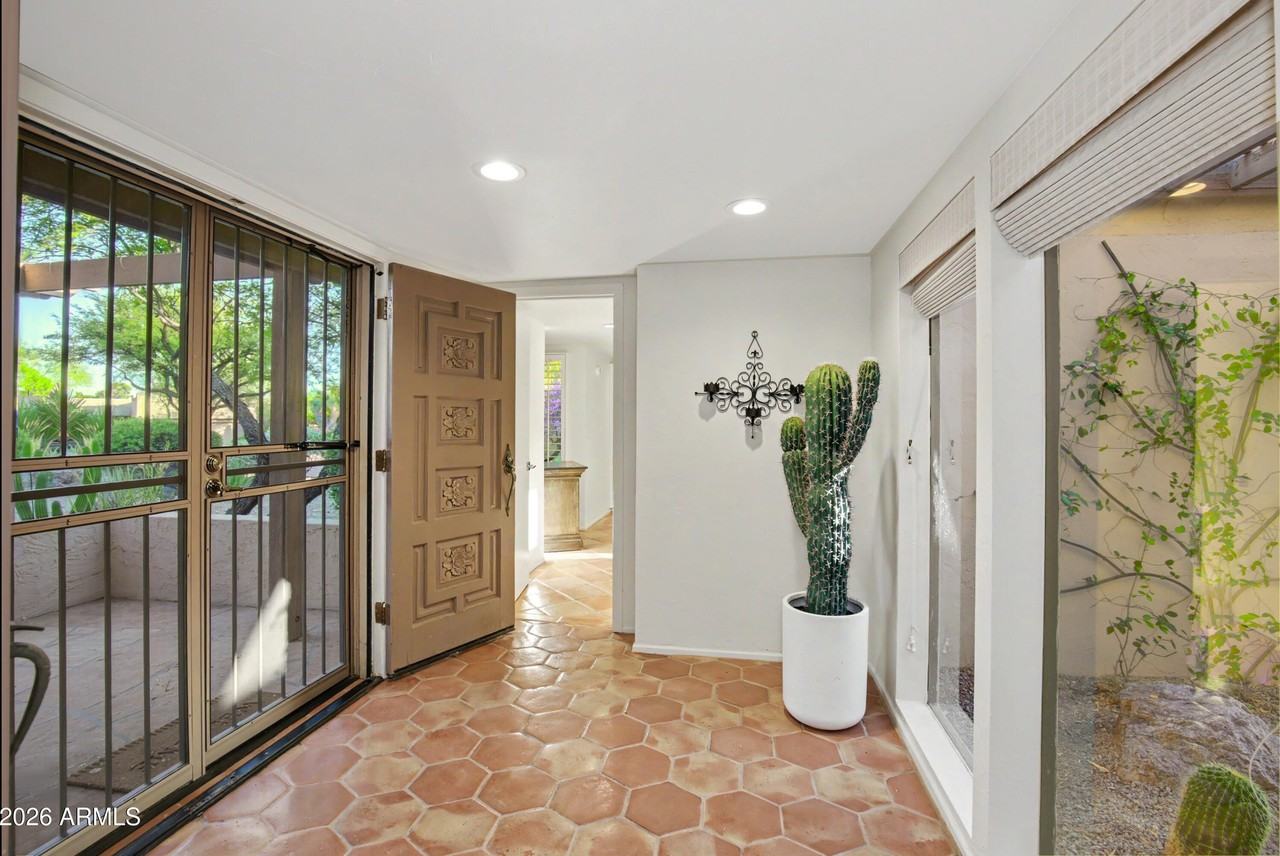 1049 N Boulder Dr - Photo 5 of 50