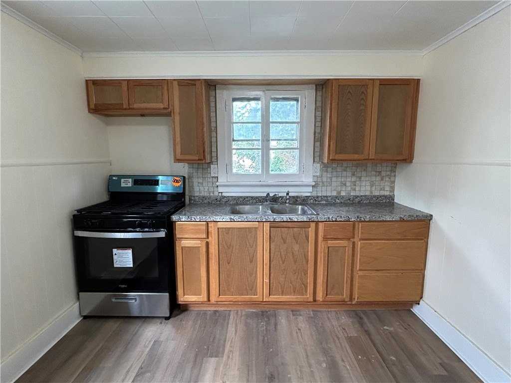 42 Villa St - Photo 4 of 20