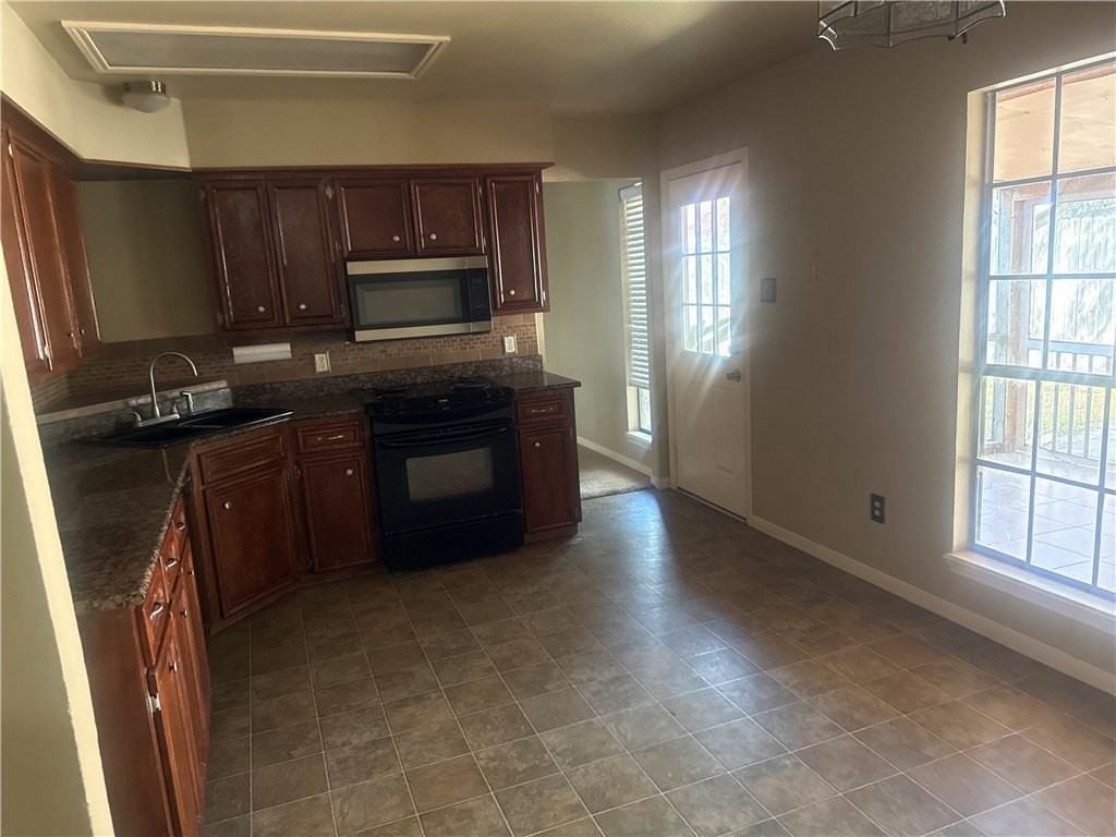 3522 Picadilly Ln - Photo 4 of 11