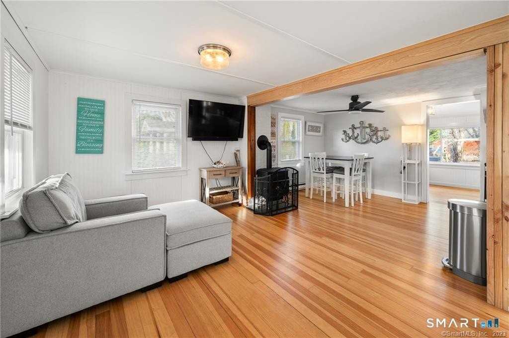 121 Shore Rd - Photo 3 of 29