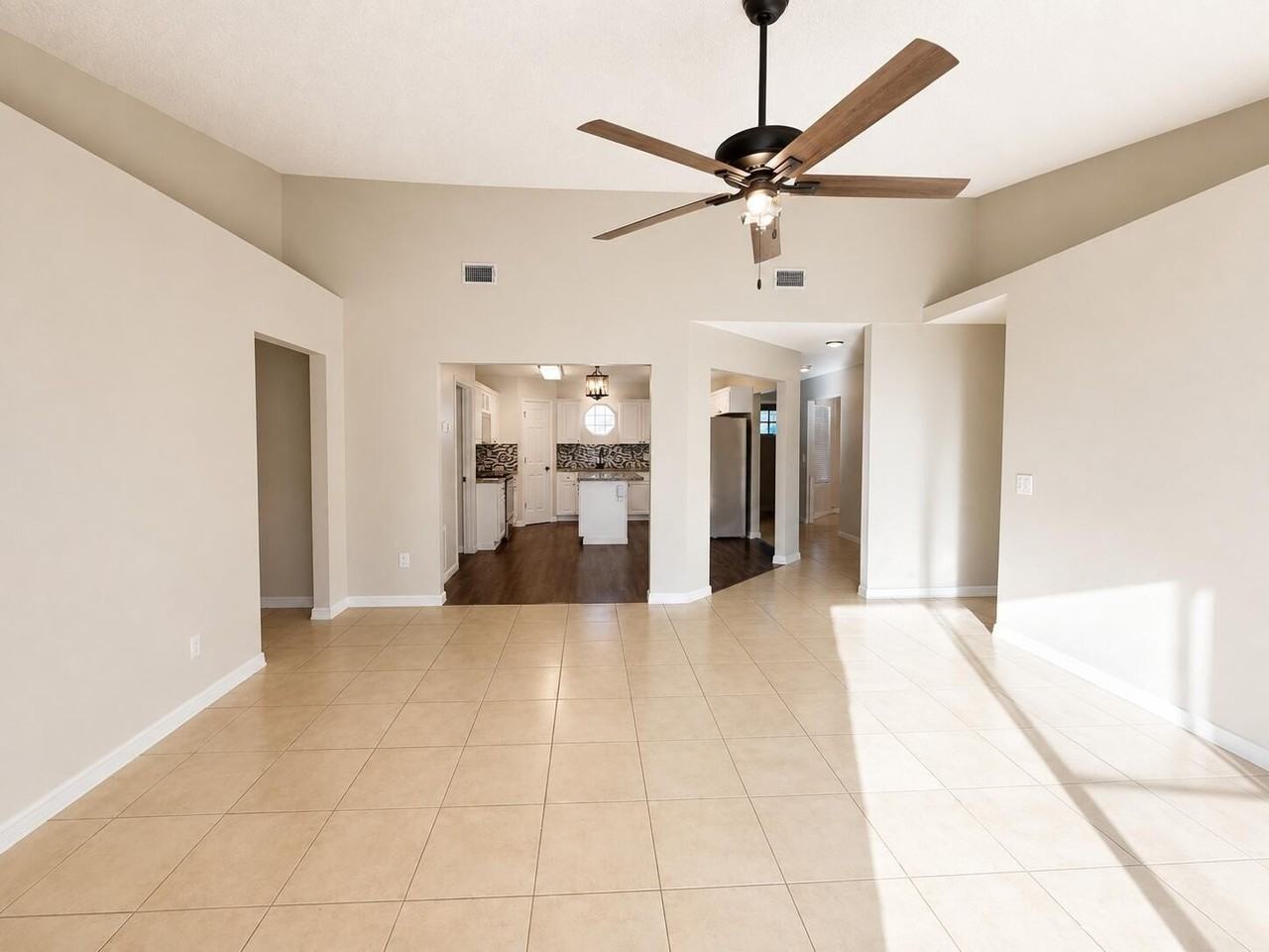 2722 Shalimar Dr - Photo 3 of 27