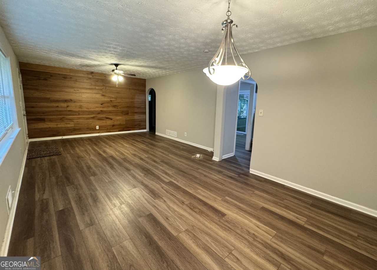 452 Windsor Dr Sw - Photo 2 of 11
