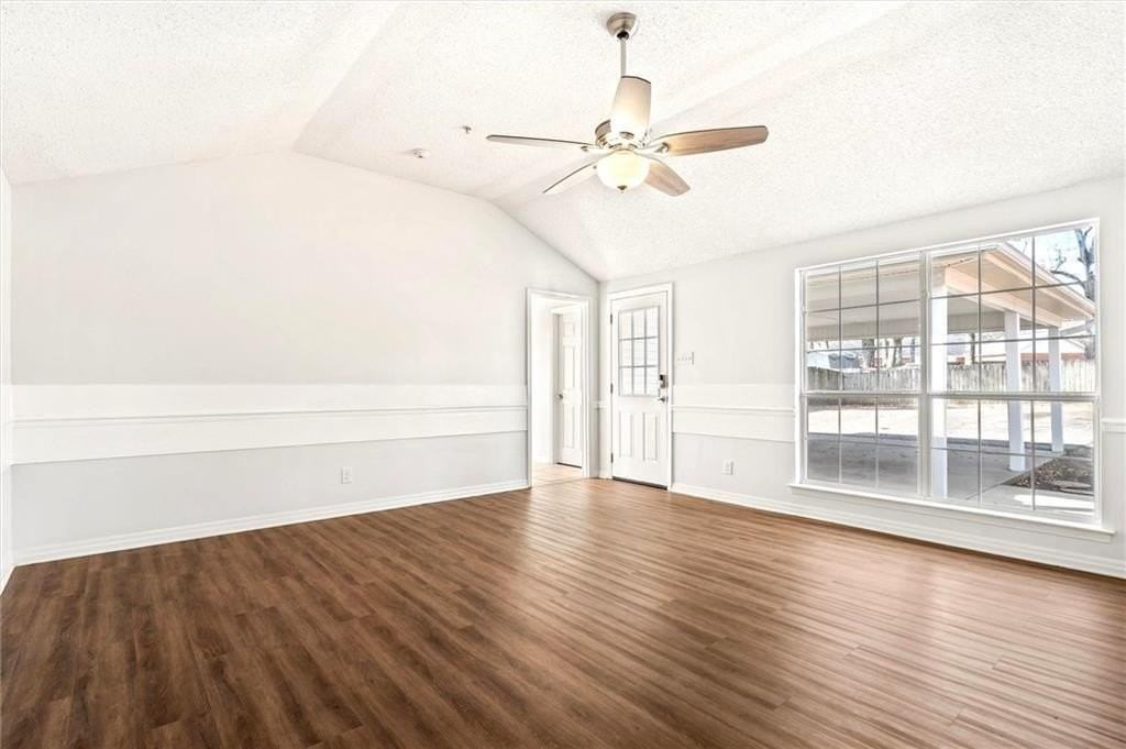 1240 Lynchburg Ct - Photo 4 of 32