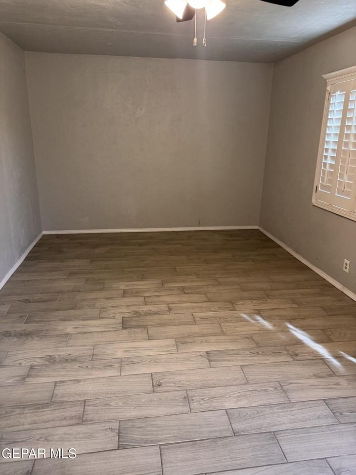 5915 Trowbridge Dr - Photo 2 of 8