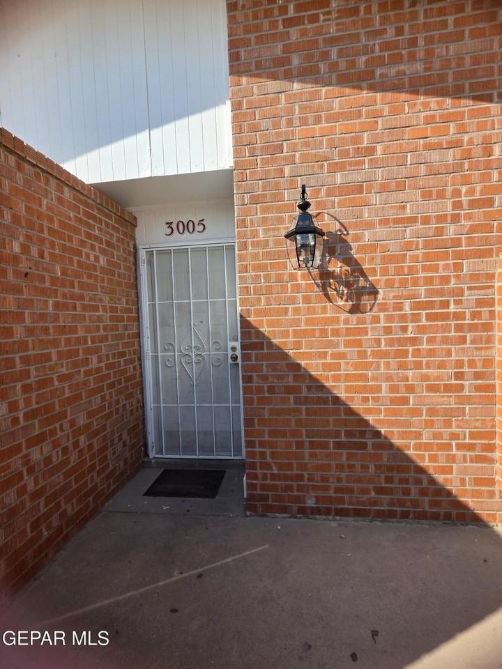 3005 Barkarian Pl - Photo 2 of 32