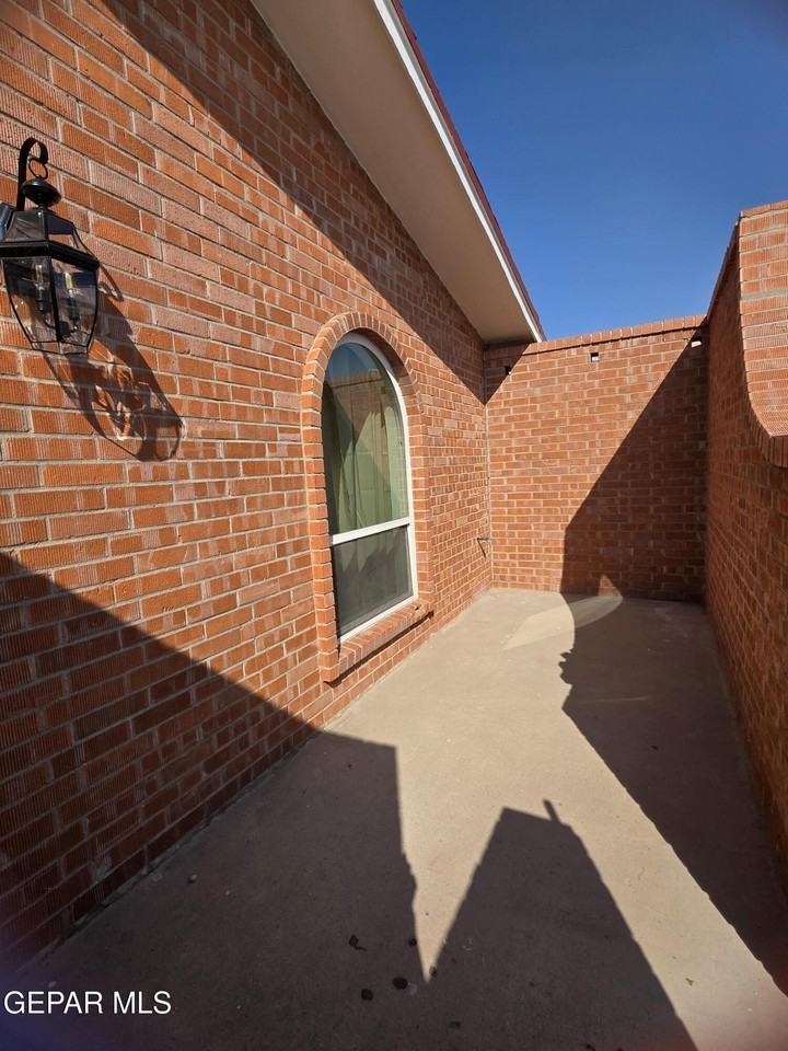 3005 Barkarian Pl - Photo 4 of 32