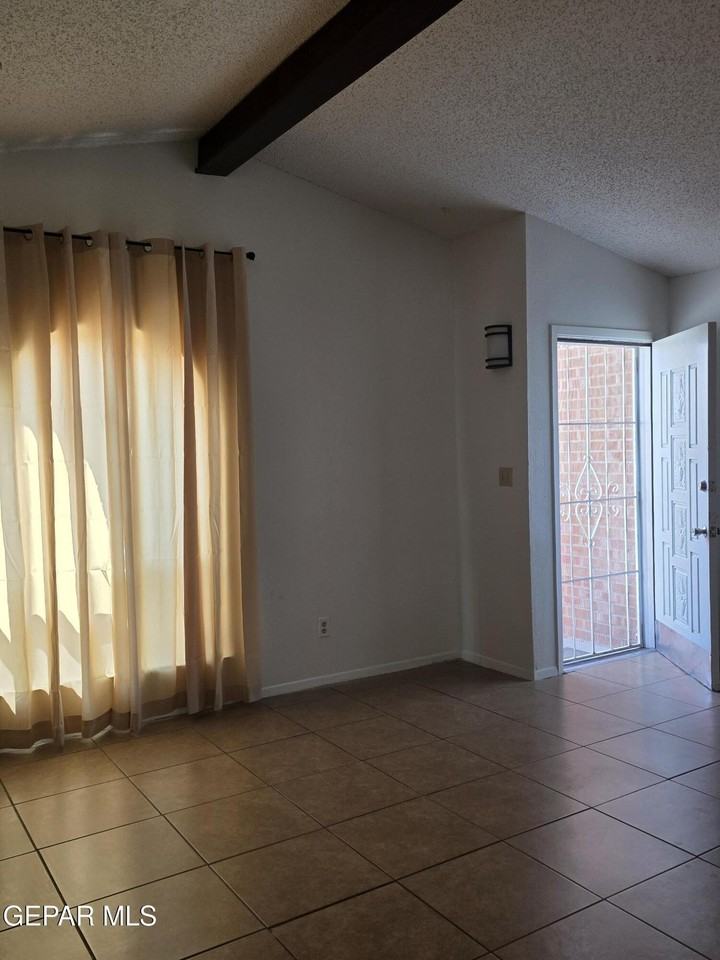 3005 Barkarian Pl - Photo 5 of 32