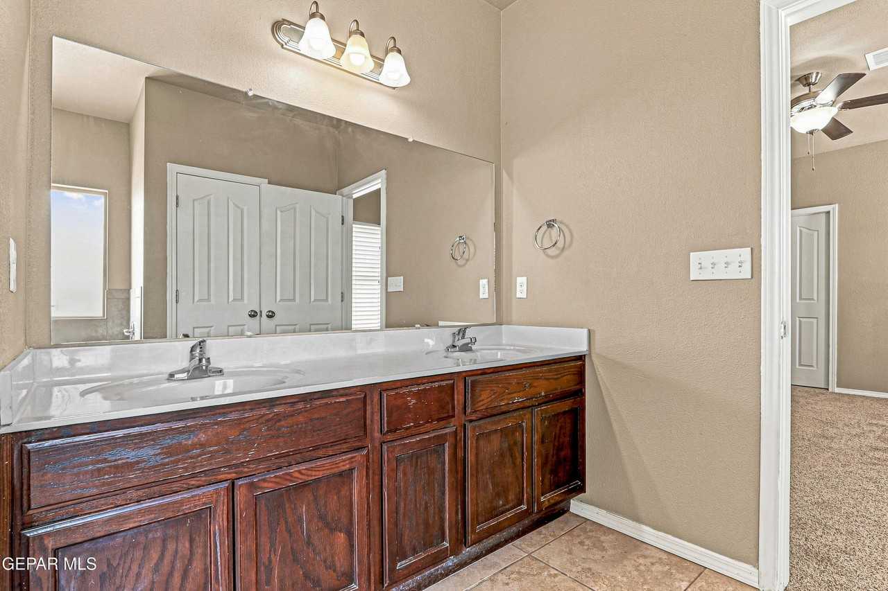 7008 Faxon Dr - Photo 4 of 48