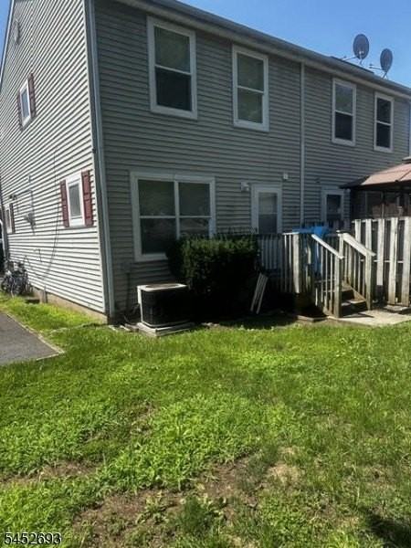 577 Christopher St - Photo 5 of 8
