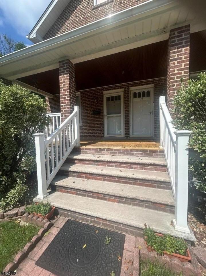 17 Codington Pl - Photo 2 of 23
