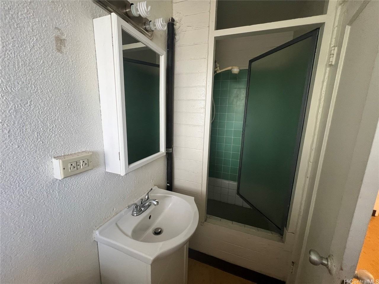 215 Paoakalani Ave #15 - Photo 5 of 7