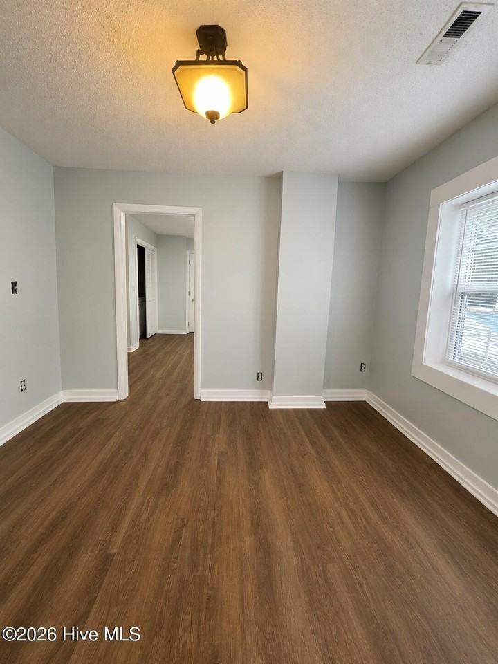 1303 King St - Photo 3 of 10