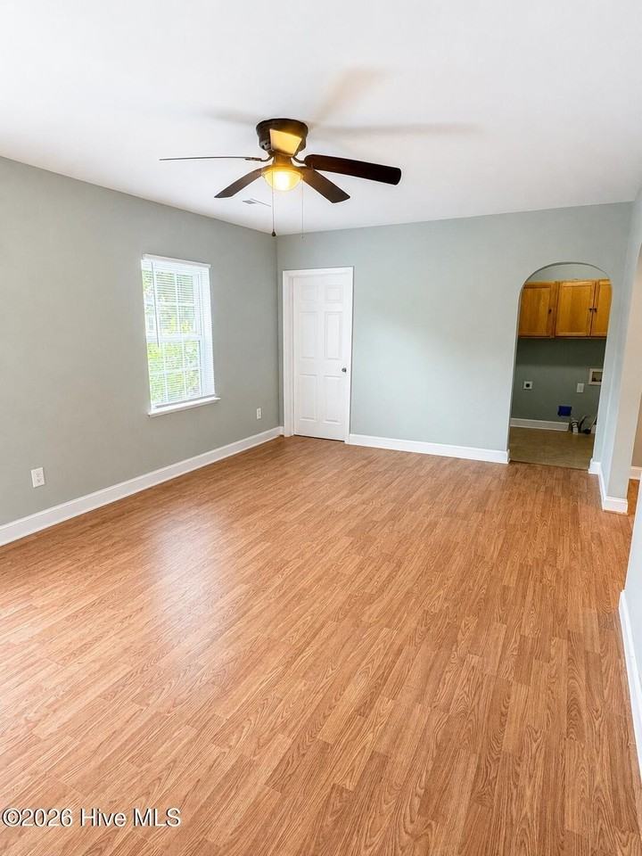 1103 Colonial Ave - Photo 3 of 28