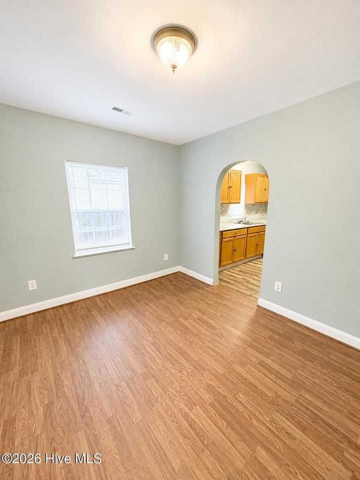 1103 Colonial Ave - Photo 4 of 28