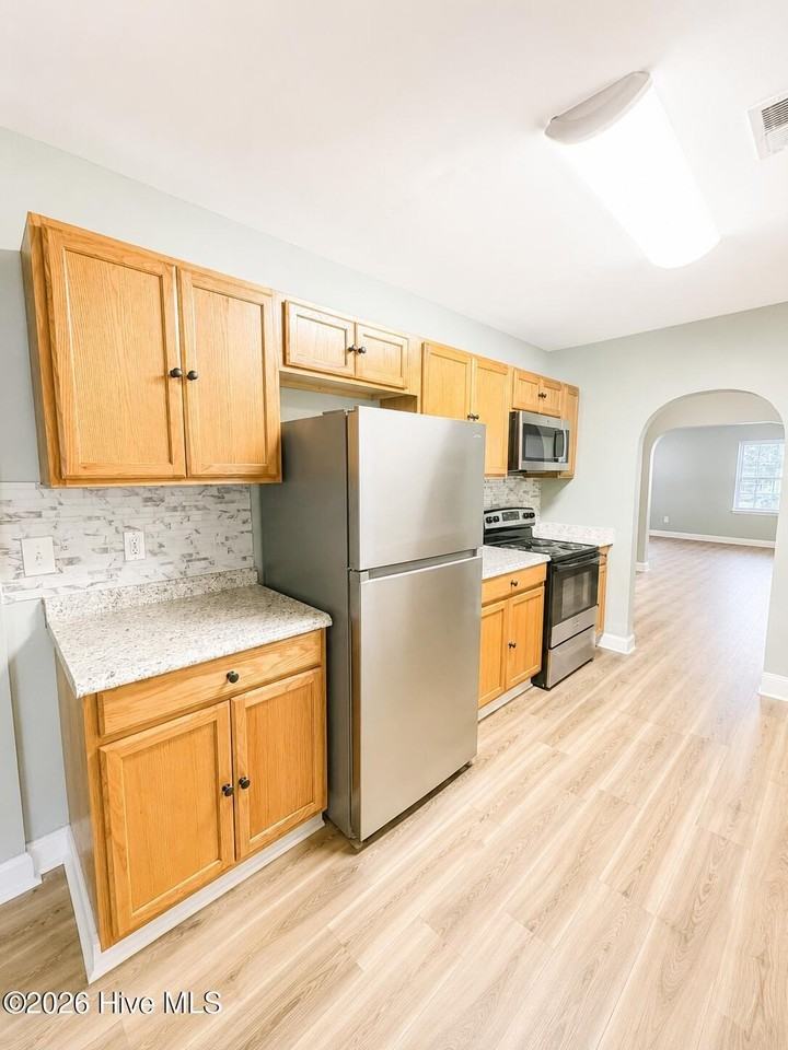 1103 Colonial Ave - Photo 5 of 28
