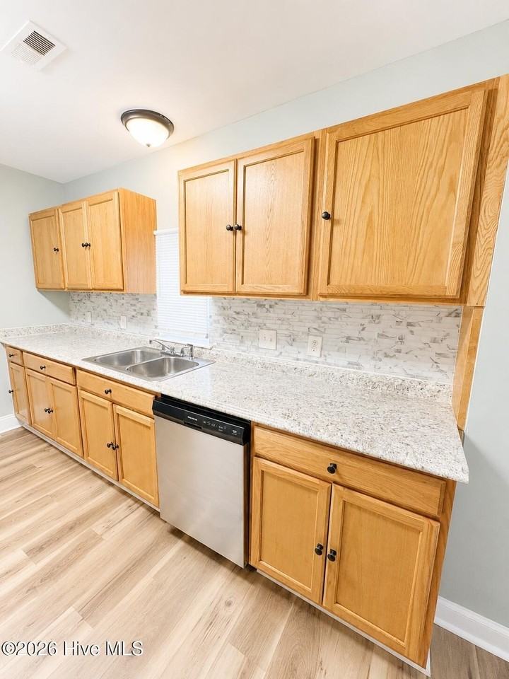1103 Colonial Ave - Photo 6 of 28