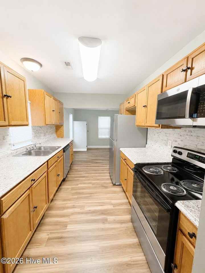 1103 Colonial Ave - Photo 7 of 28